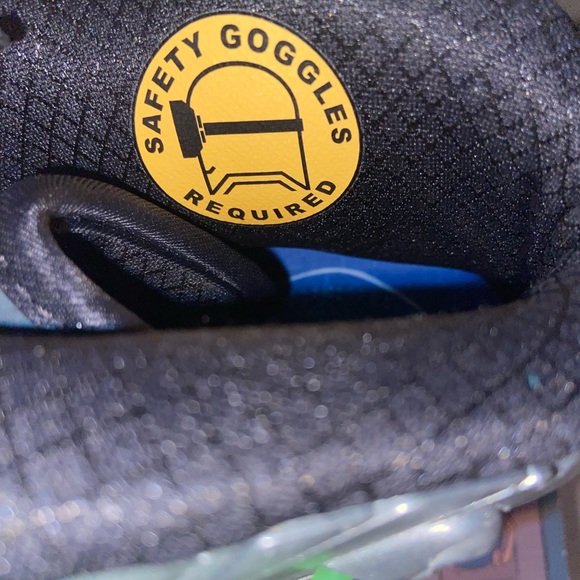 Size 9.5 -Reebok Question Mid x Illumination's Minions Gru's Lab 2020 Basketball - Picture 8 of 11